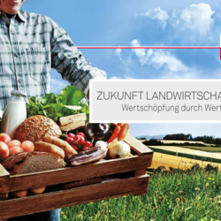 Foto: Land OÖ Titelseite der Einladung Zukunft Landwirtschaft 2030 - Ein Mann hat eine Kiste mit Lebensmitteln in den Händen.