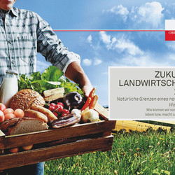 Titelseite der Einladung Zukunft Landwirtschaft 2030 - Ein Mann hat eine Kiste mit Lebensmitteln in den Händen.